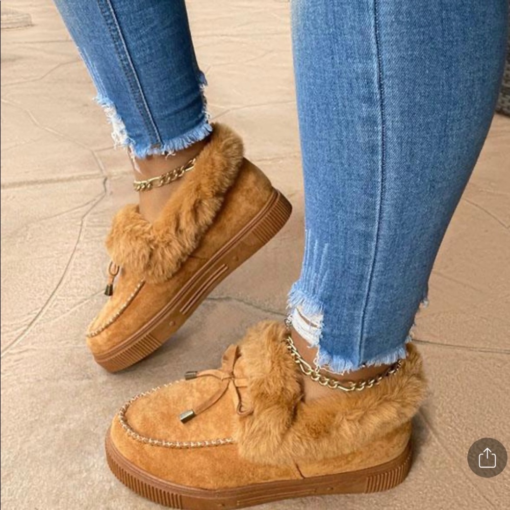 NEW! Cozy Women’s Faux Fur Booties in Caramel. Size 5